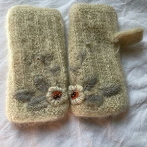 The cutest fingerless mittens